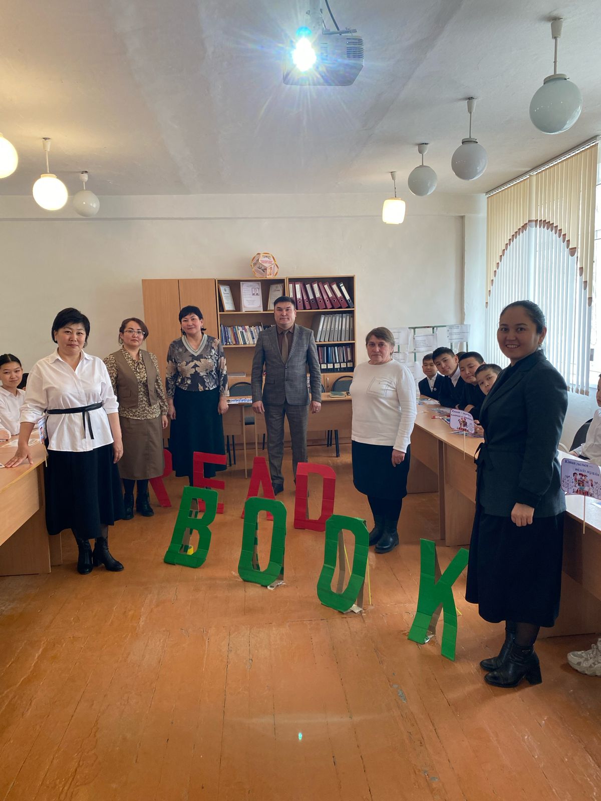 "Оқуға құштар мектеп" жобасы аясында ұйымдастырылған " Кітап талқыlike" атты іс шара өткізлді. Ұйымдастырушылар :Кокашева Ж.А Алина А.К Иванова Н.Н